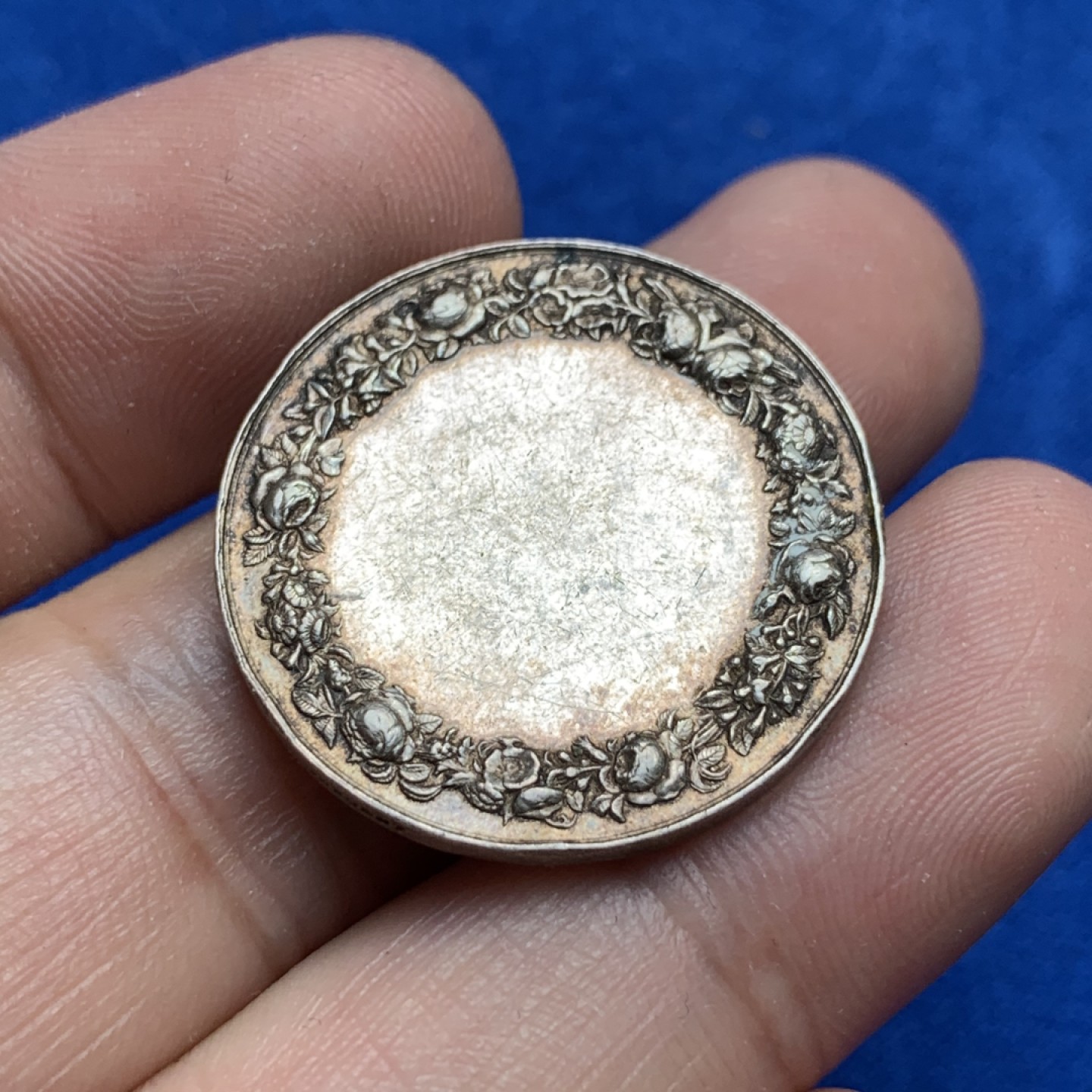 《竞宝斋》第173场-周日，周一2场 (全场包邮) 19世纪 百年老彩！法国结婚纪念银章 28mm直径 蜂蜜边铭 背面未使用