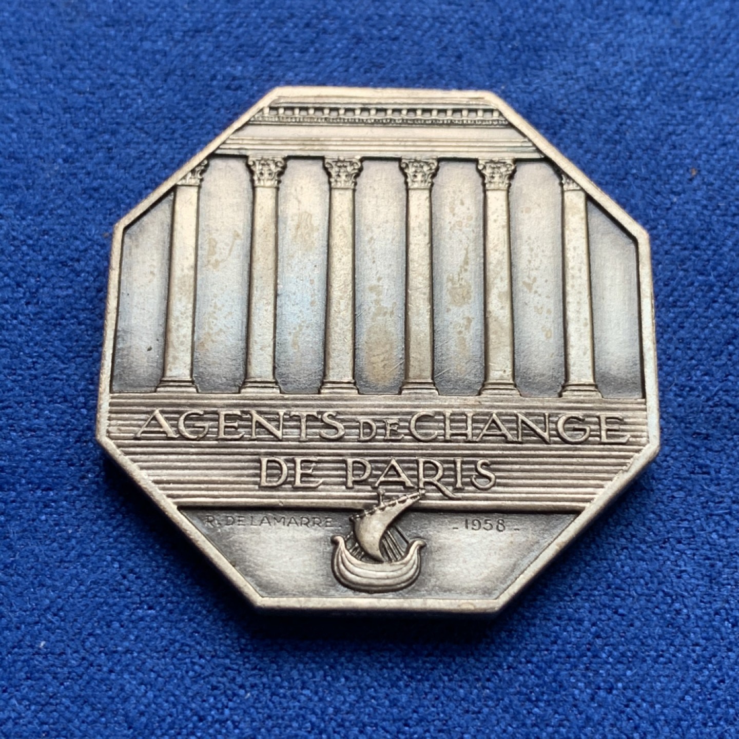 《竞宝斋》第173场-周日，周一2场 (全场包邮) 法国 1958 巴黎证券交易所八角银质代币 20克 31.7毫米 AR银标 包浆好