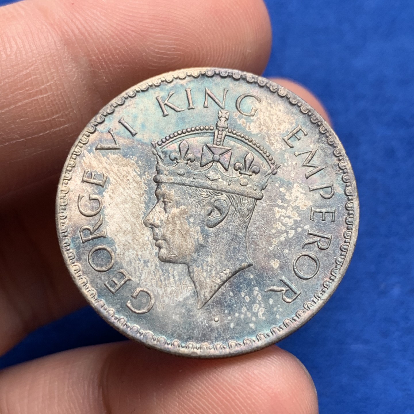 《竞宝斋》第173场-周日，周一2场 (全场包邮) 英属印度 1940 乔六 1 卢比银币 状态好 蓝彩包浆 挺漂亮