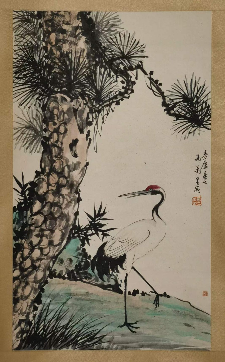 马万里纸本松鹤图立轴。马万里(1904~1979)，原名瑞图，他在诗词、绘画、书法方面有十分突出的艺术造诣，其中以花鸟画作品闻名于世。 马万里纸本松鹤图立轴。马万里(1904~1979)，原名瑞图，他在诗词、绘画、书法方面有十分突出的艺术造诣，其中以花鸟画作品闻名于世。