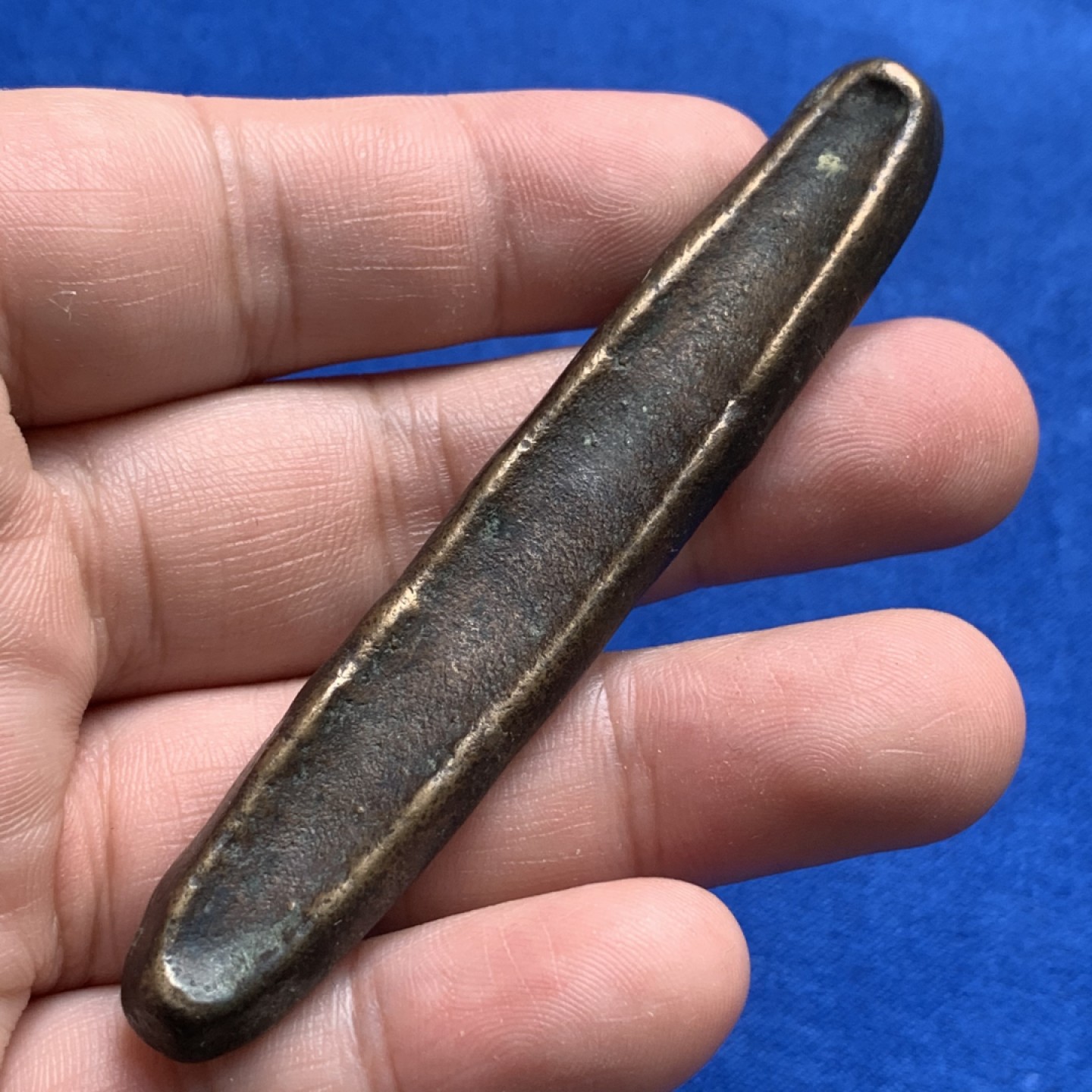 《竞宝斋》第173场-周日，周一2场 (全场包邮) 暹罗（古泰国）素可泰王朝（1271-1368年）虎舌银条 早期东南亚货币 大约对应中国宋元时期 85x14mm 重48.62g 流通老包浆 少见尺寸 含银量无可查询