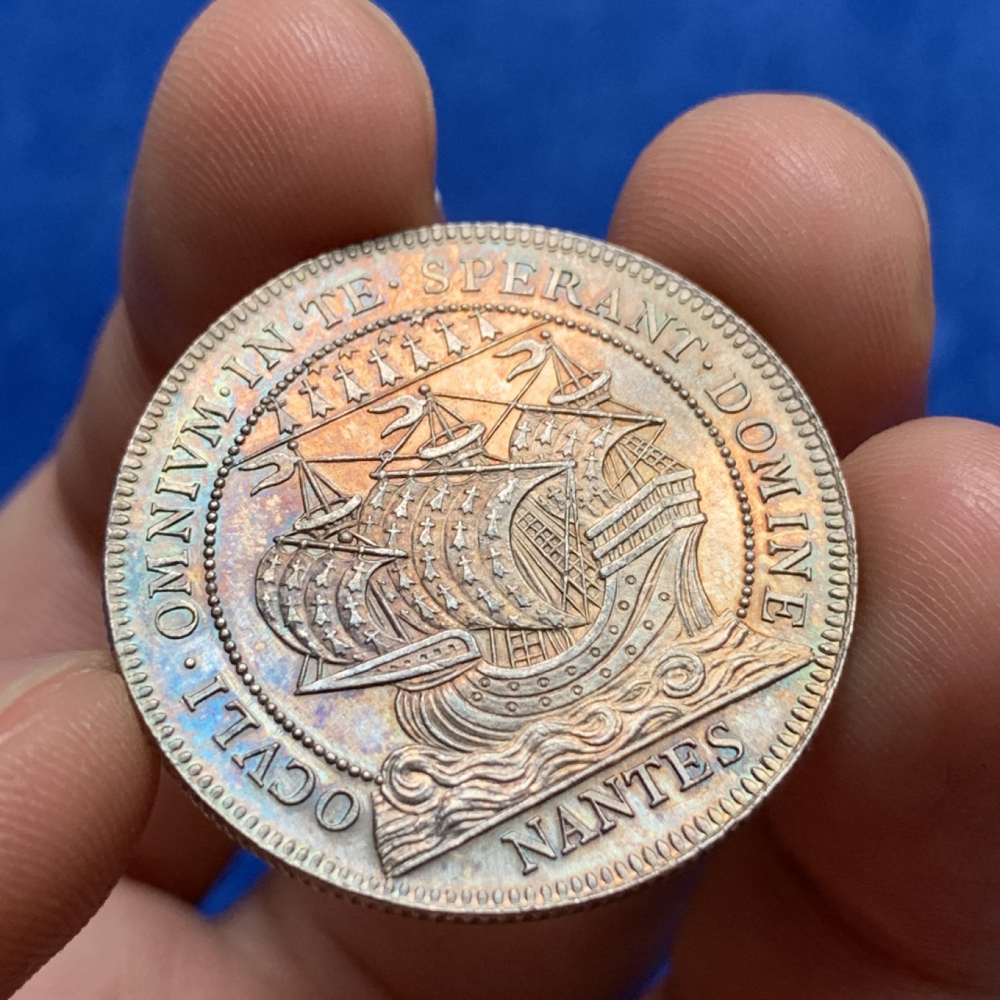 《竞宝斋》第173场-周日，周一2场 (全场包邮) 1890年 法国南特商会银代币 正面背面带极美五彩包浆 转光非常好！ 适合评级 13.5克 31.6mm