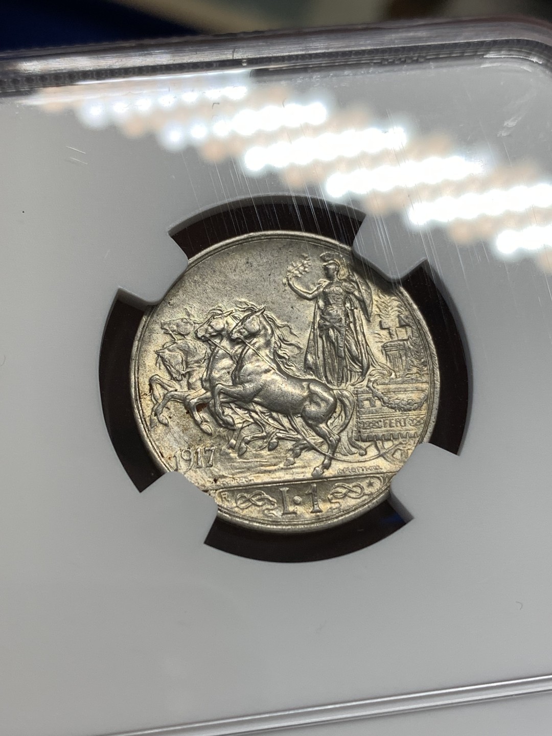 《竞宝斋》第173场-周日，周一2场 (全场包邮) NGC AU58 意大利 1917R年 1里拉马车银币