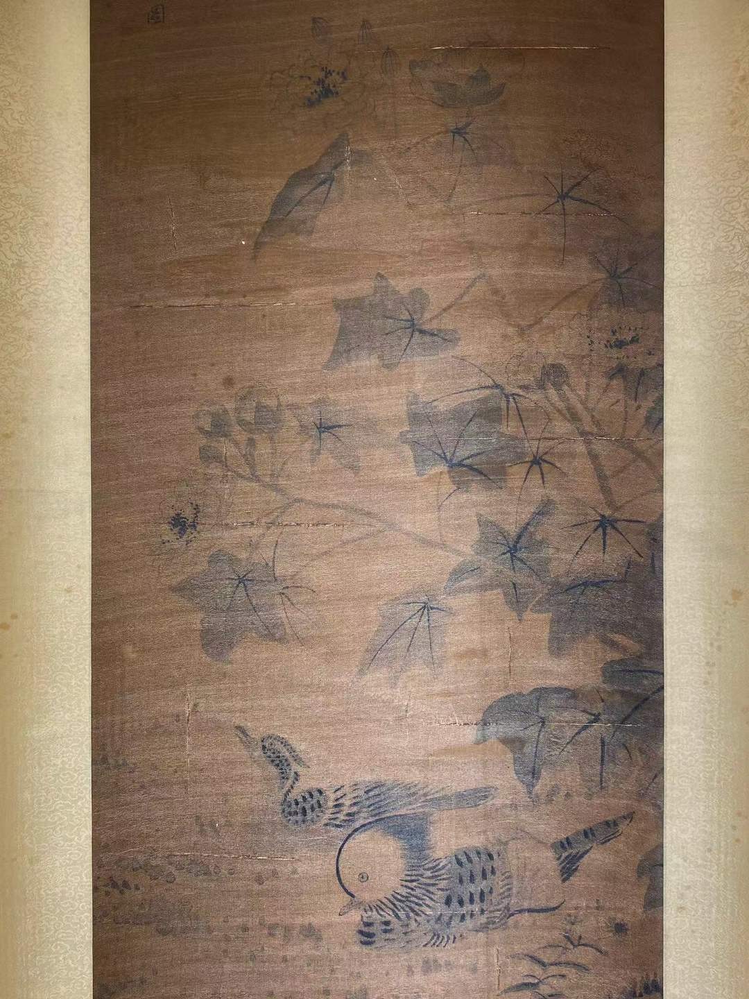 恽寿平绢本花鸟立轴。恽寿平(1633—1690)，初名格，字寿平，以字行，清代著名画家。与“四王”、吴历并称“清初六大家”。