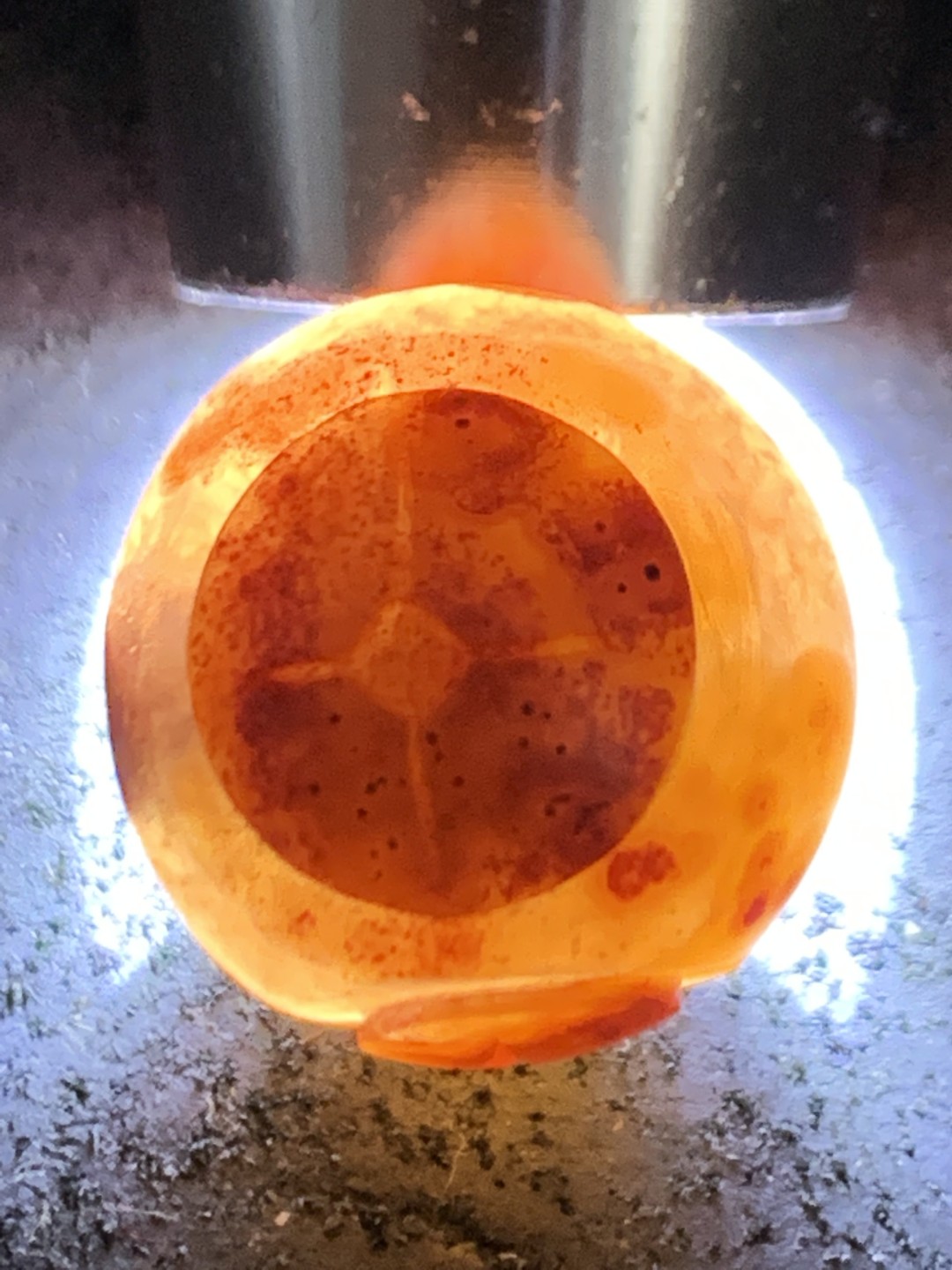 精美冰飘亚光战国红玛瑙手工俏色巧雕连中三元圆珠一个，