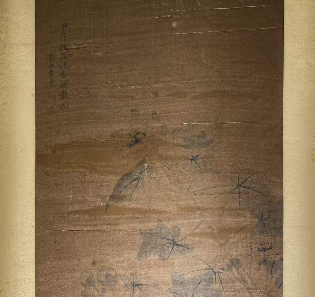 恽寿平绢本花鸟立轴。恽寿平(1633—1690)，初名格，字寿平，以字行，清代著名画家。与“四王”、吴历并称“清初六大家”。