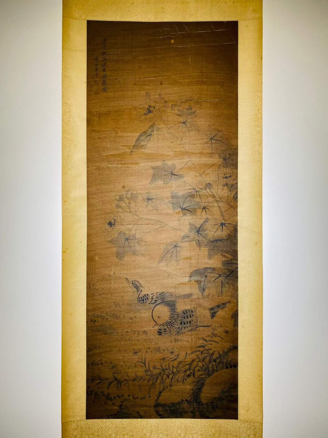 恽寿平绢本花鸟立轴。恽寿平(1633—1690)，初名格，字寿平，以字