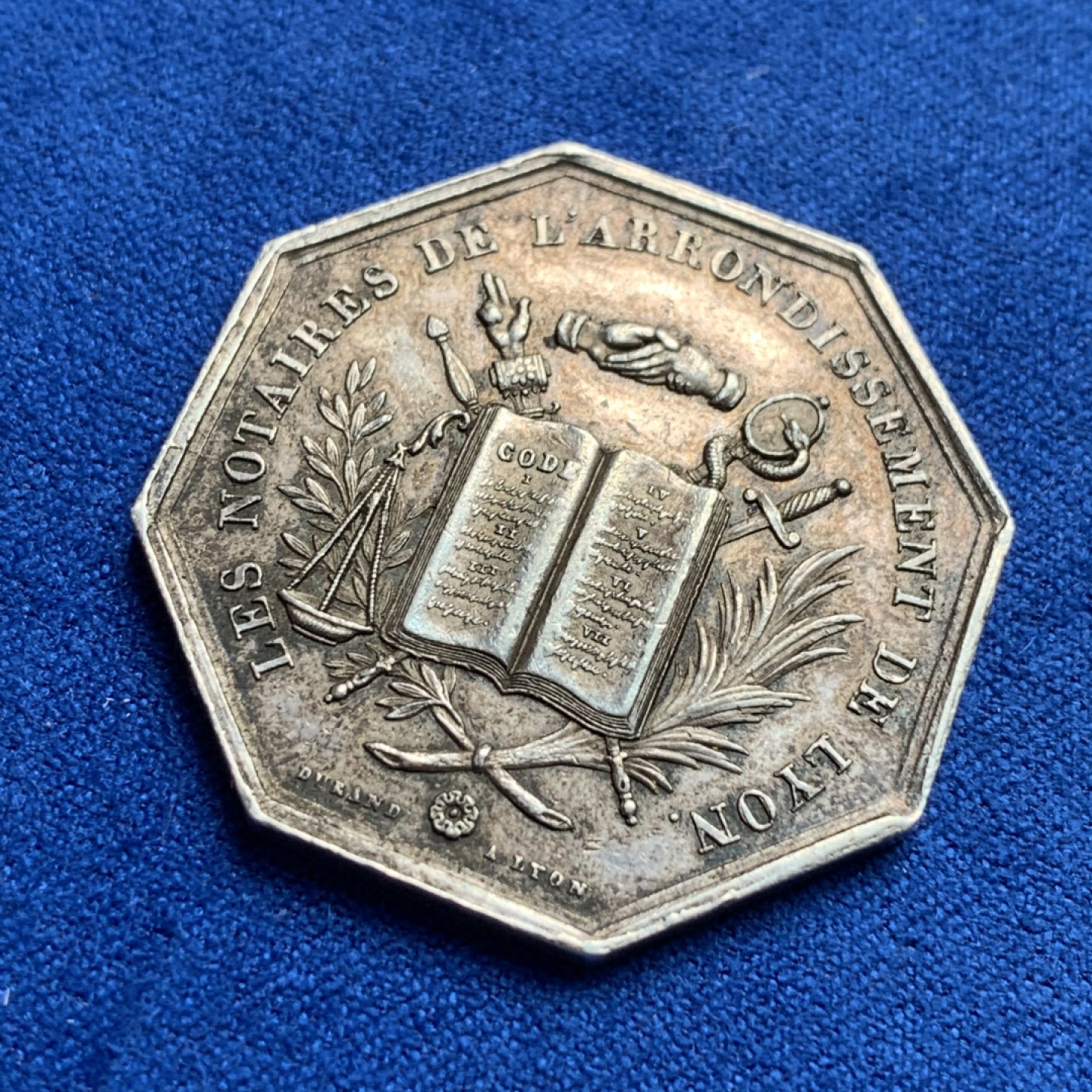 《竞宝斋》第173场-周日，周一2场 (全场包邮) 法国 1839 八角银质代币 里昂公证人 13.3g，32.5mm，手指边铭