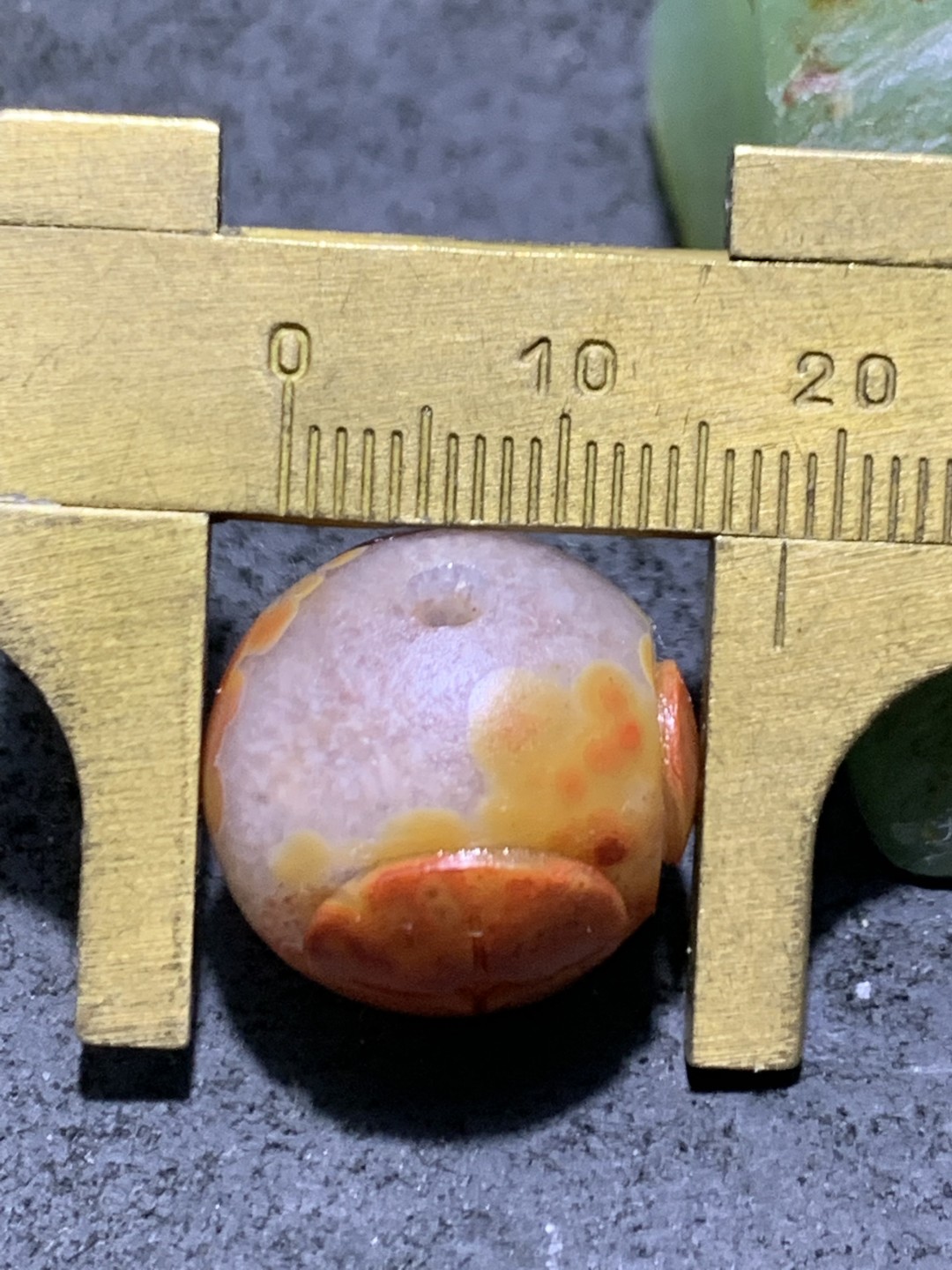 精美冰飘亚光战国红玛瑙手工俏色巧雕连中三元圆珠一个，