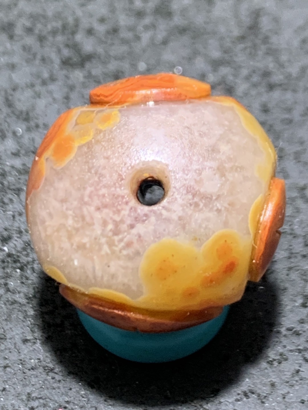 精美冰飘亚光战国红玛瑙手工俏色巧雕连中三元圆珠一个，