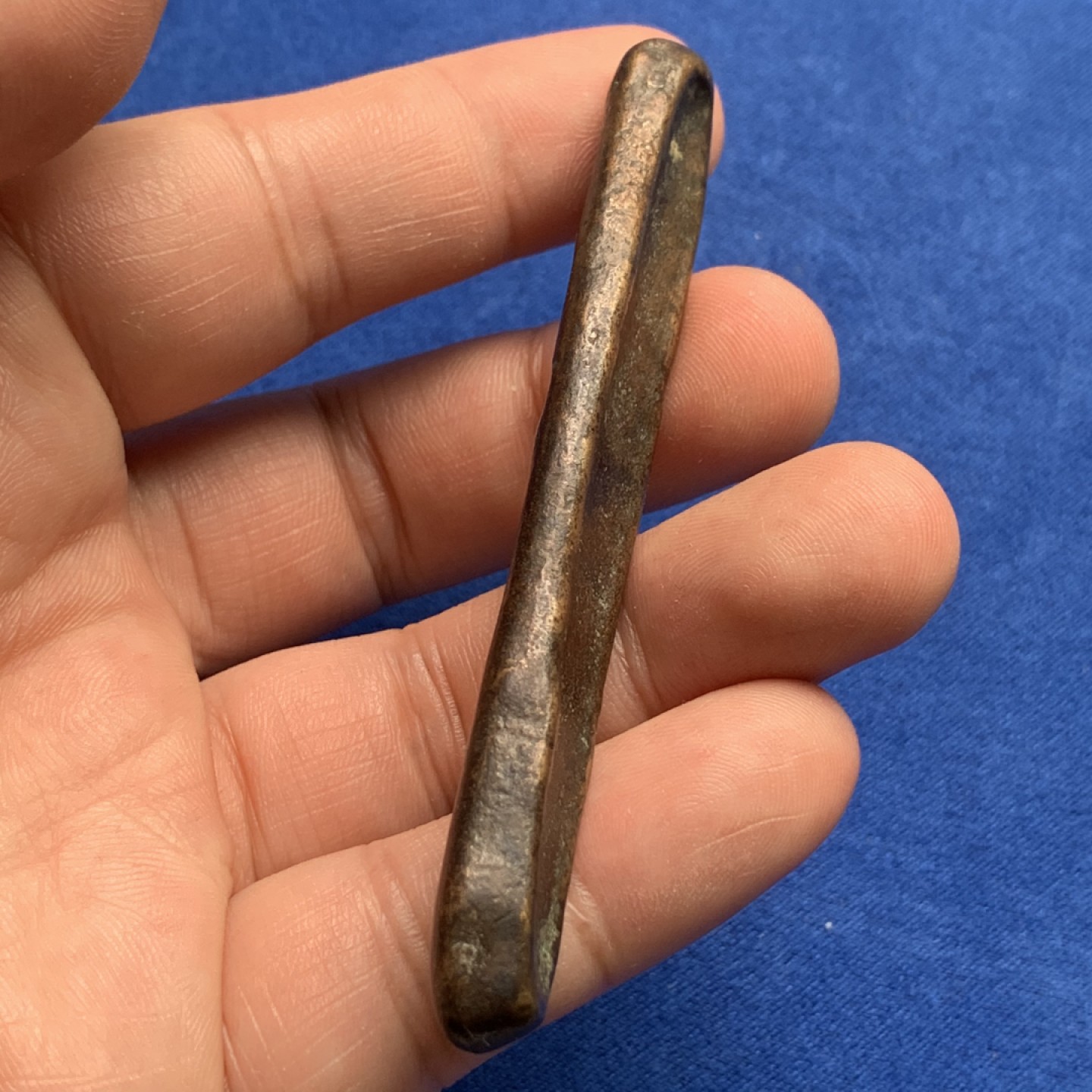 《竞宝斋》第173场-周日，周一2场 (全场包邮) 暹罗（古泰国）素可泰王朝（1271-1368年）虎舌银条 早期东南亚货币 大约对应中国宋元时期 85x14mm 重48.62g 流通老包浆 少见尺寸 含银量无可查询