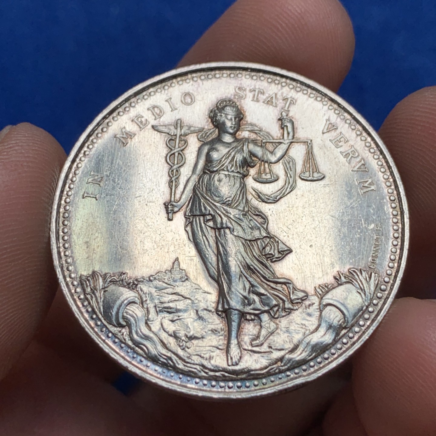 《竞宝斋》第173场-周日，周一2场 (全场包邮) 法国银质代币，里昂丝绸生产商和经销商，21.39g，36.7mm，丰饶角边铭，高点俱在，五官清晰