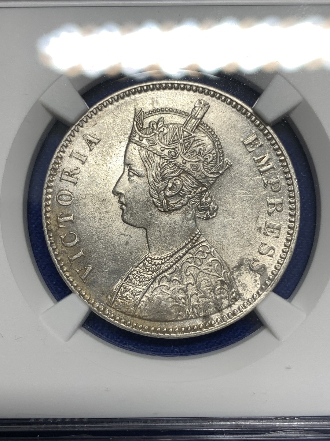 《竞宝斋》第173场-周日，周一2场 (全场包邮) NGC MS61 英属印度 1885年 维多利亚 1卢比银币 状态不错