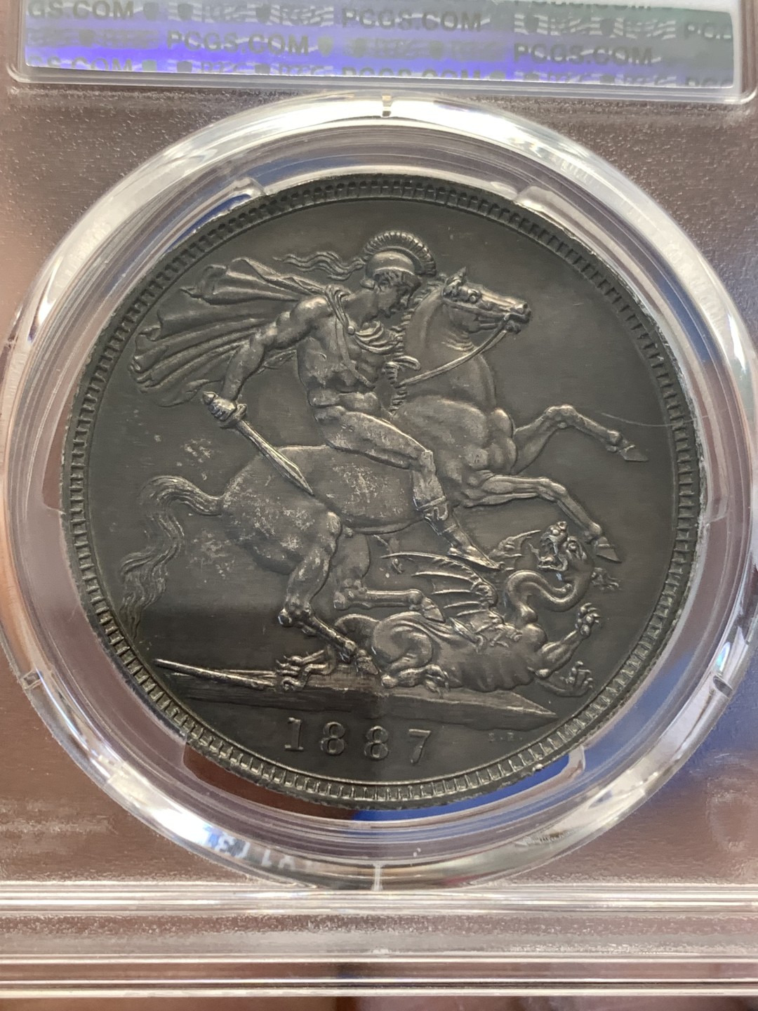 《竞宝斋》第173场-周日，周一2场 (全场包邮) PCGS AUD 1887年 英国 维多利亚皇冠 1克朗马剑大银币 深黑包浆