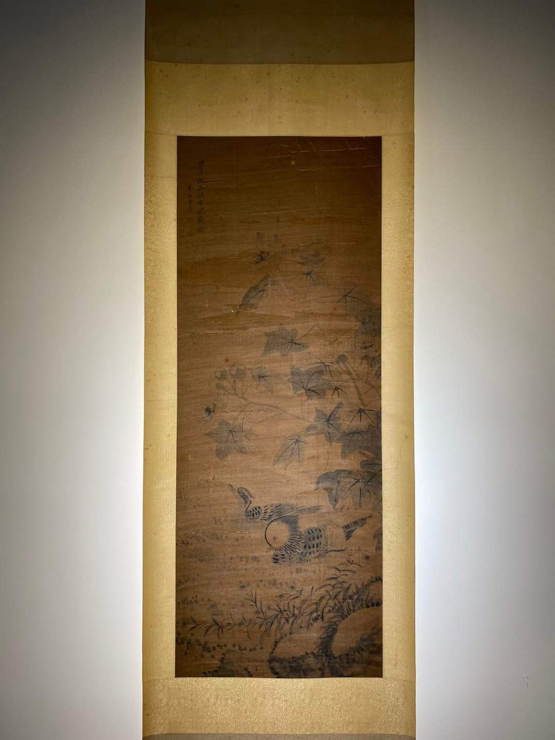 恽寿平绢本花鸟立轴。恽寿平(1633—1690)，初名格，字寿平，以字行，清代著名画家。与“四王”、吴历并称“清初六大家”。