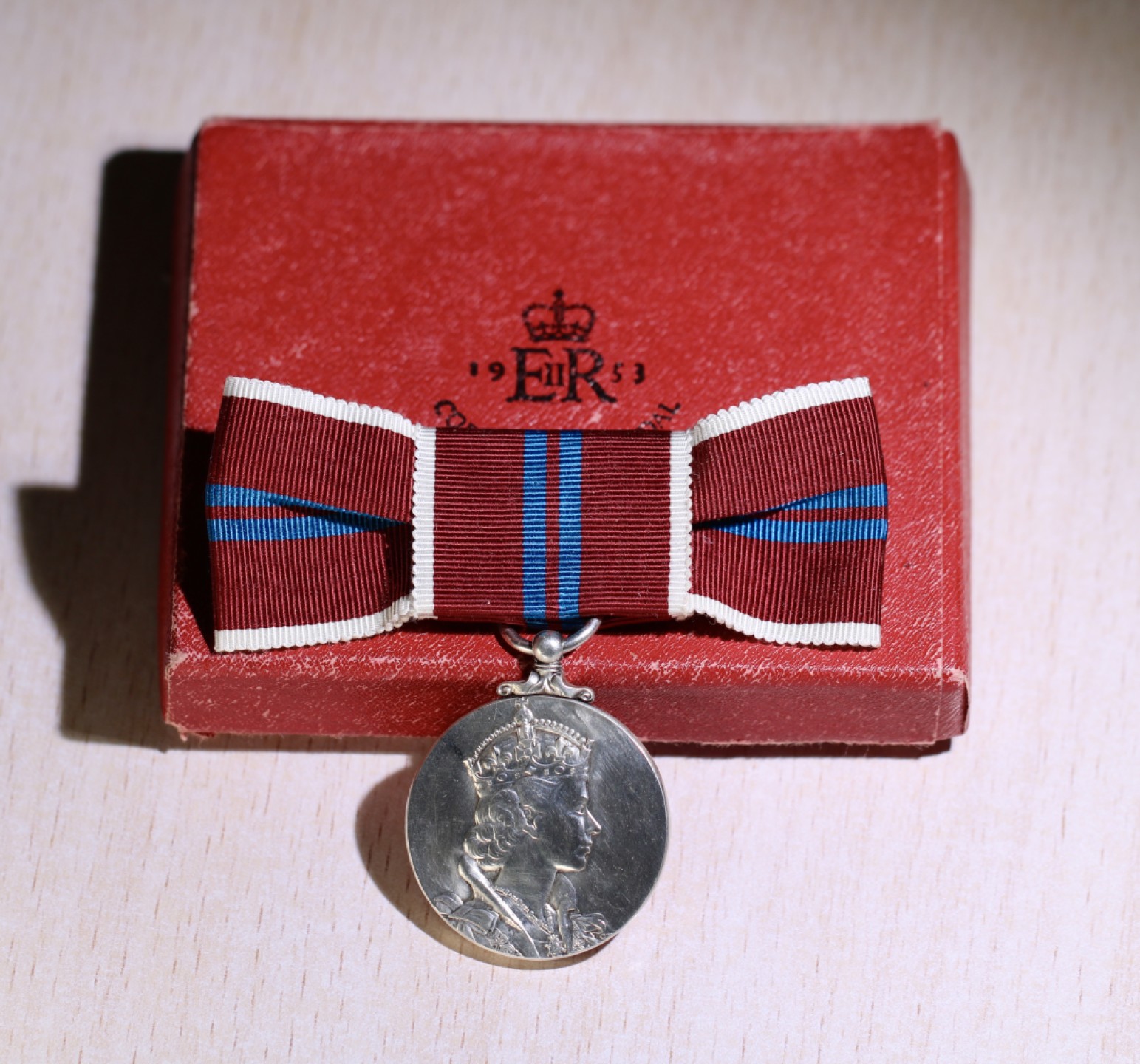 大猫徽章拍卖第226期 1953 英女王加冕纪念章 银质原盒女版