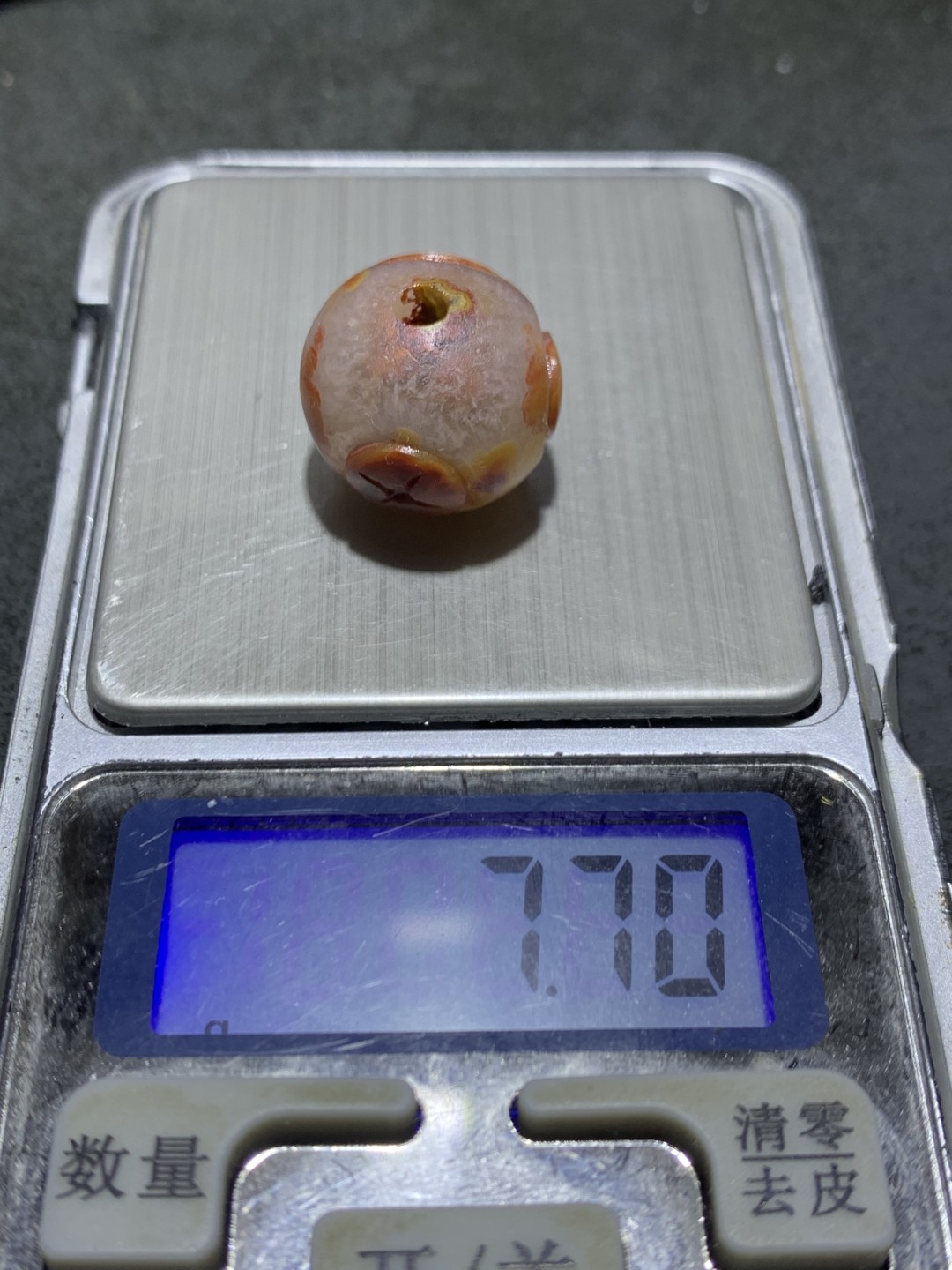 精美冰飘亚光战国红玛瑙手工俏色巧雕连中三元圆珠一个，