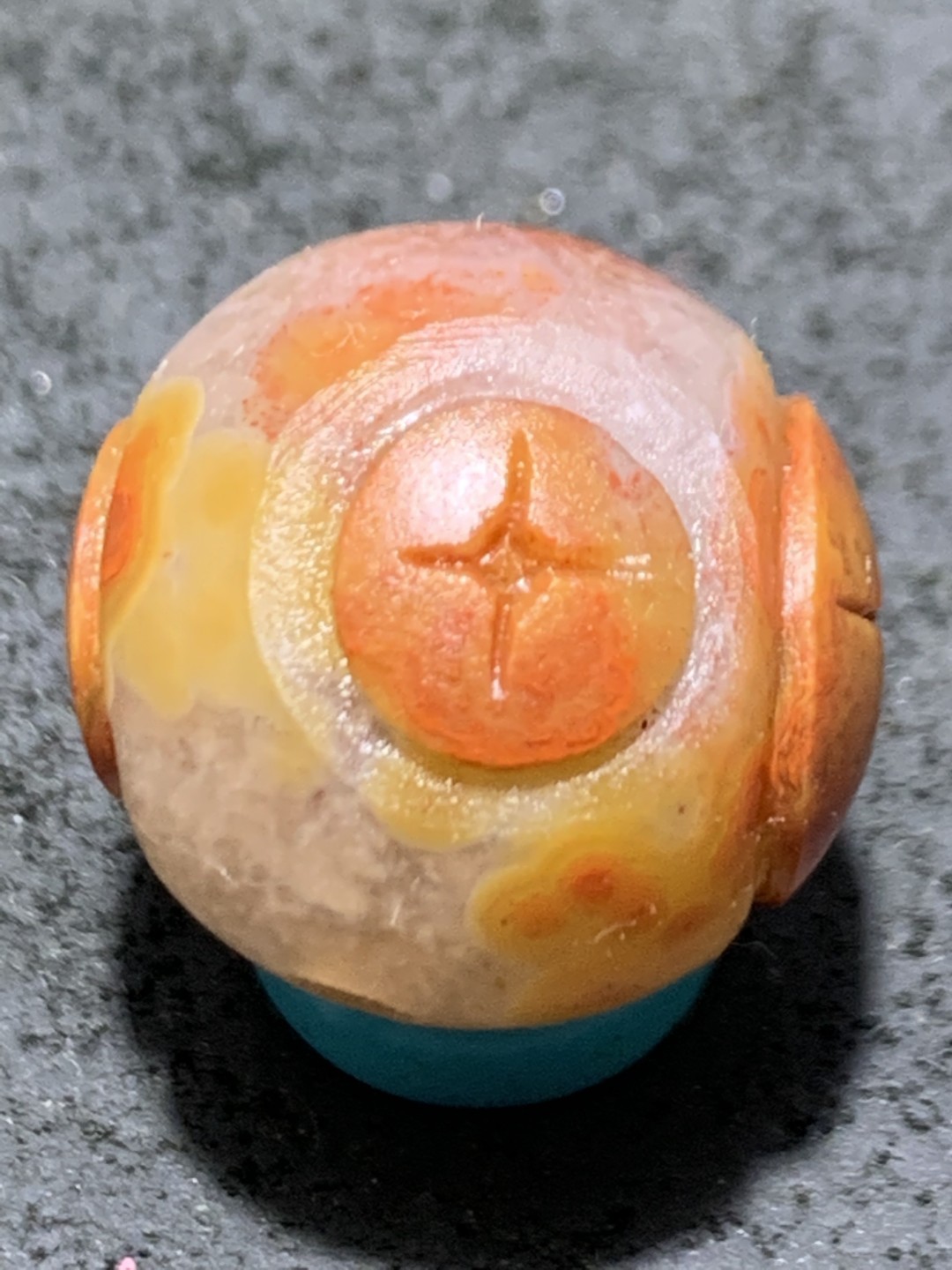 精美冰飘亚光战国红玛瑙手工俏色巧雕连中三元圆珠一个，