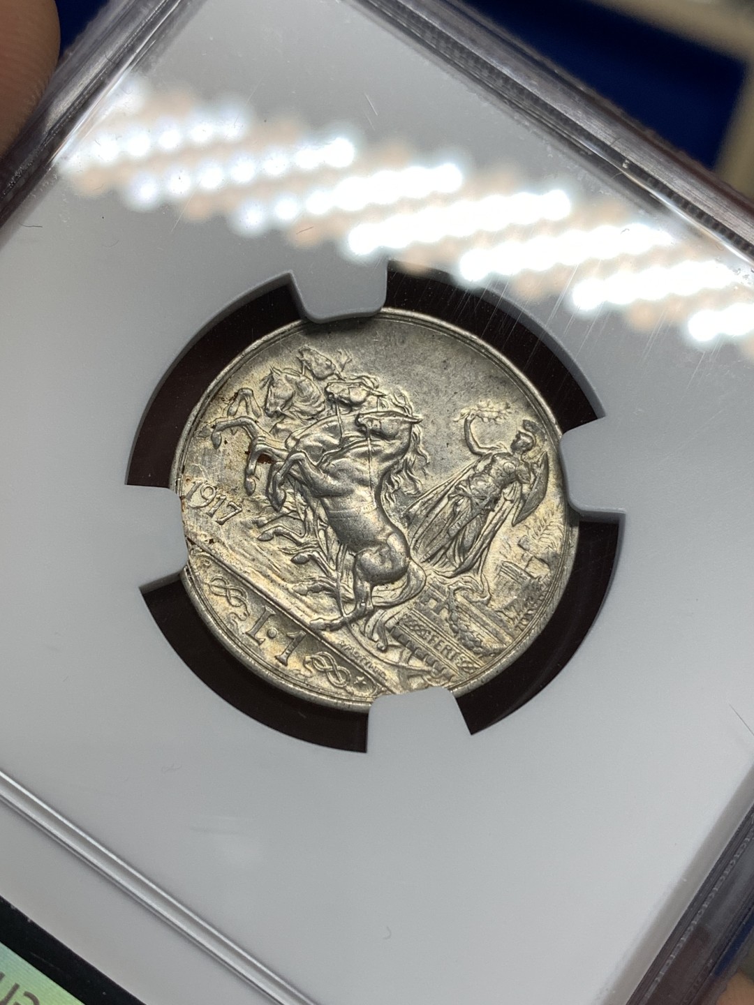 《竞宝斋》第173场-周日，周一2场 (全场包邮) NGC AU58 意大利 1917R年 1里拉马车银币