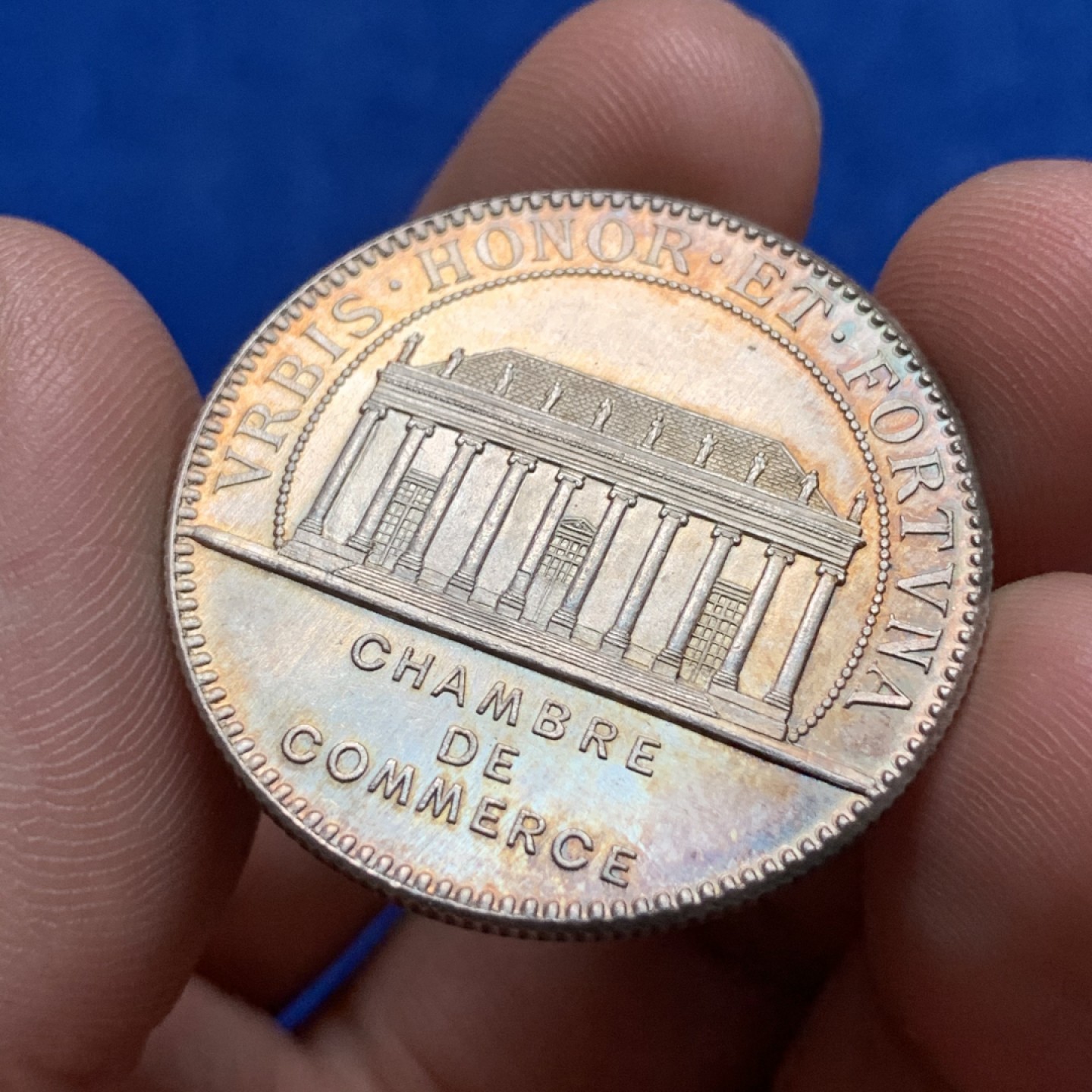 《竞宝斋》第173场-周日，周一2场 (全场包邮) 1890年 法国南特商会银代币 正面背面带极美五彩包浆 转光非常好！ 适合评级 13.5克 31.6mm