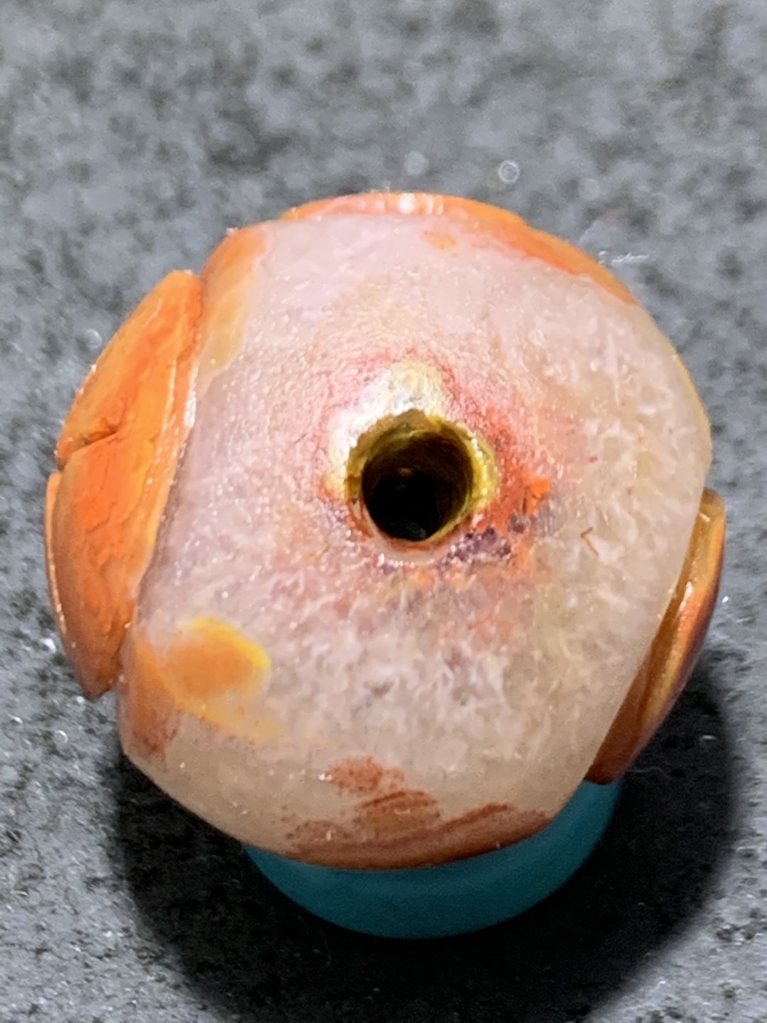 精美冰飘亚光战国红玛瑙手工俏色巧雕连中三元圆珠一个，