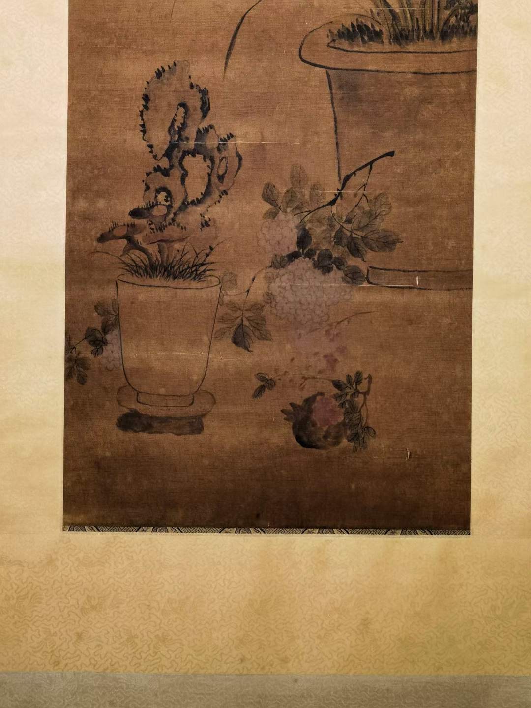 王毂祥绢本花草图立轴。王毂祥，明朝画家。王谷祥， 汉族，字禄之，号酉室，明朝长洲人。 王毂祥绢本花草图立轴。王毂祥，明朝画家。王谷祥， 汉族，字禄之，号酉室，明朝长洲人。