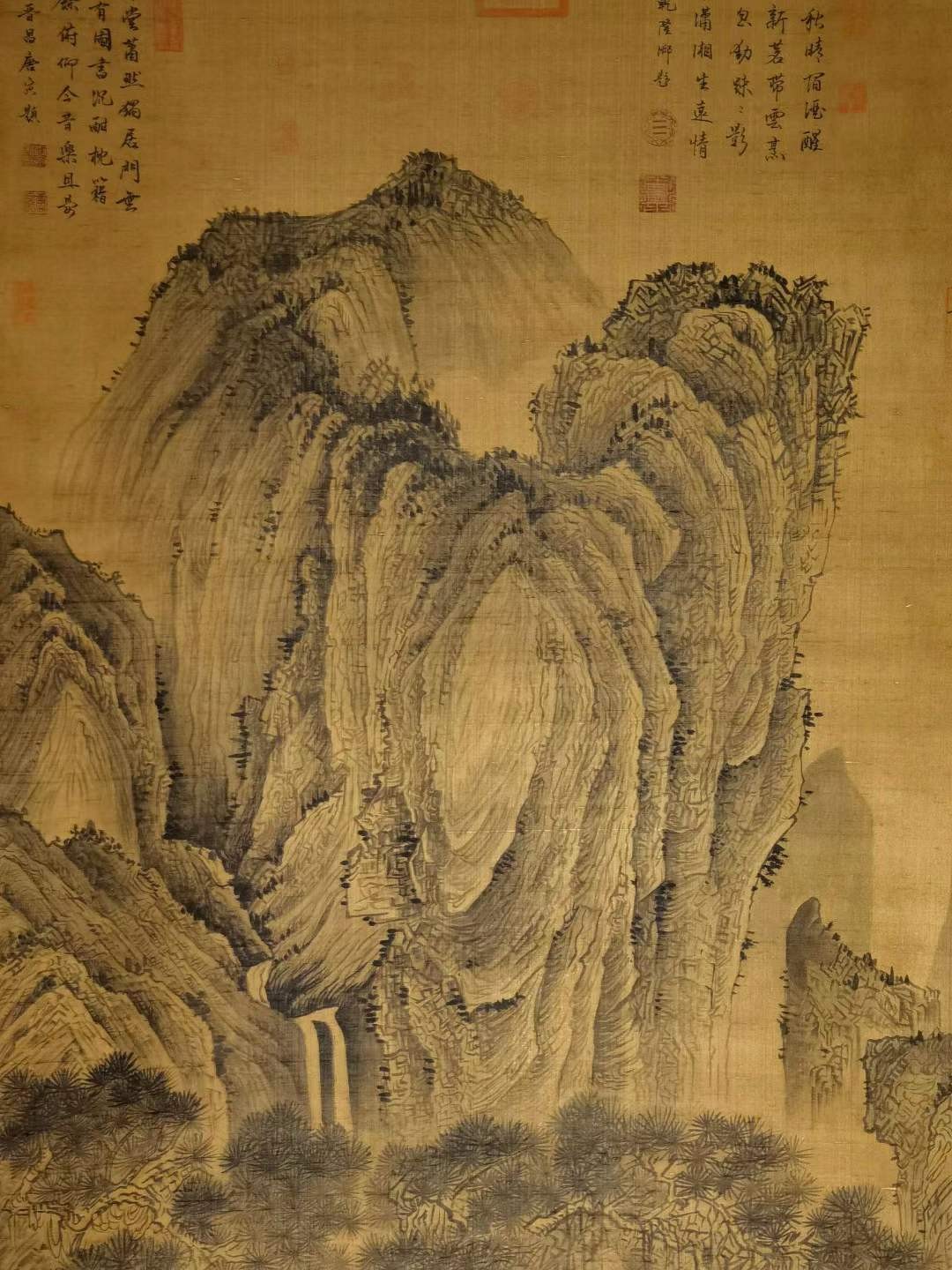 荆浩大六尺绢本山水。荆浩，五代后梁画家，（约850-911年），字浩然，号洪谷子，河内沁水，著名画家，北方山水画派之祖。