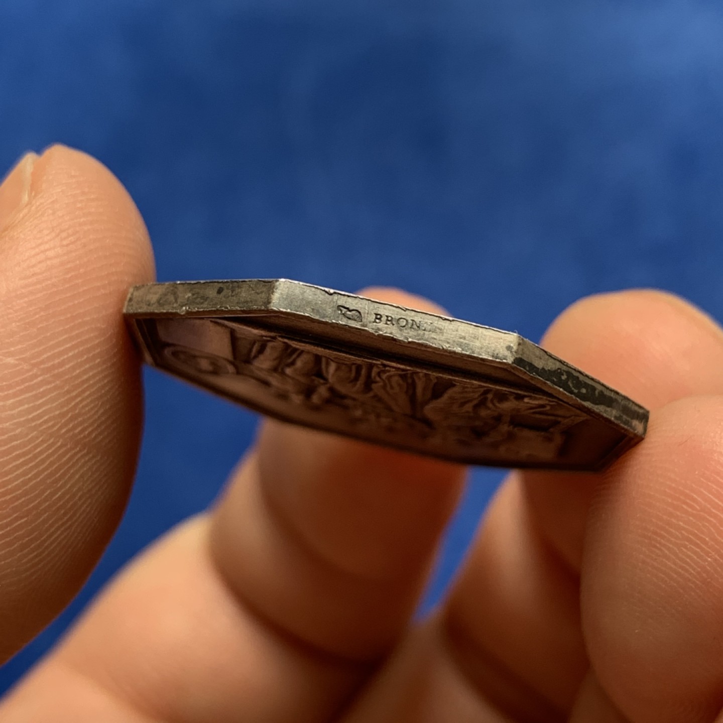 《竞宝斋》第173场-周日，周一2场 (全场包邮) 法国八角镀银铜质代币，咨询委员会，雕塑、绘画和诗歌的缪斯女神展示太阳王侧面相作品，13.34g，30.8mm，丰饶角+bronze