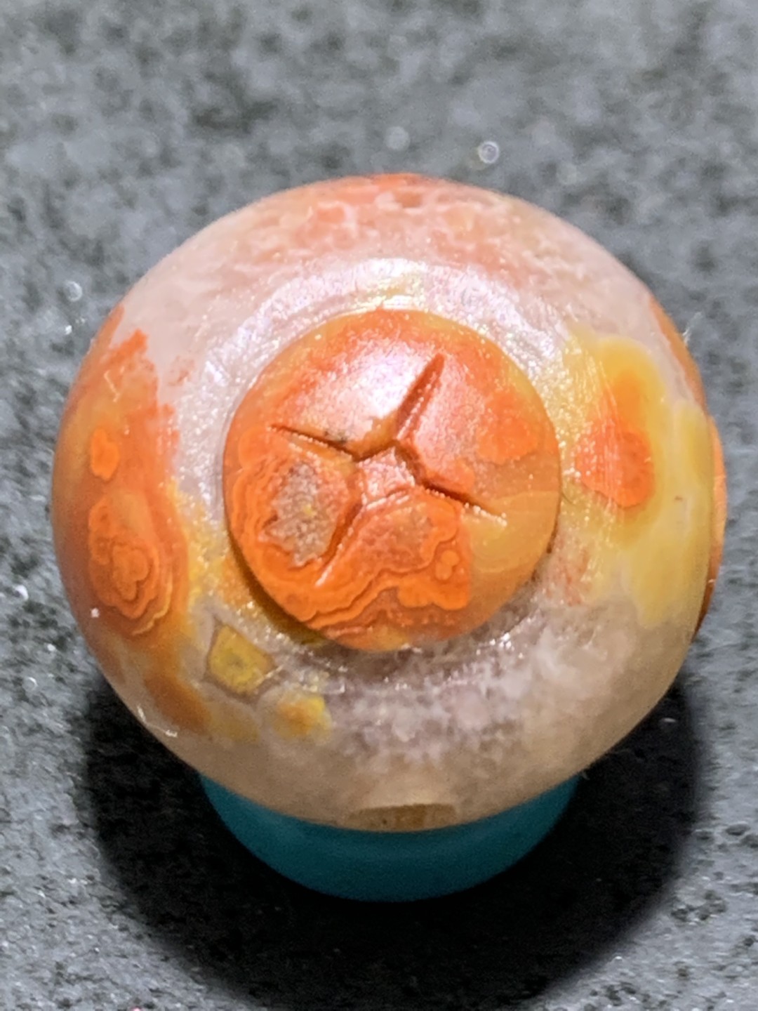 精美冰飘亚光战国红玛瑙手工俏色巧雕连中三元圆珠一个，