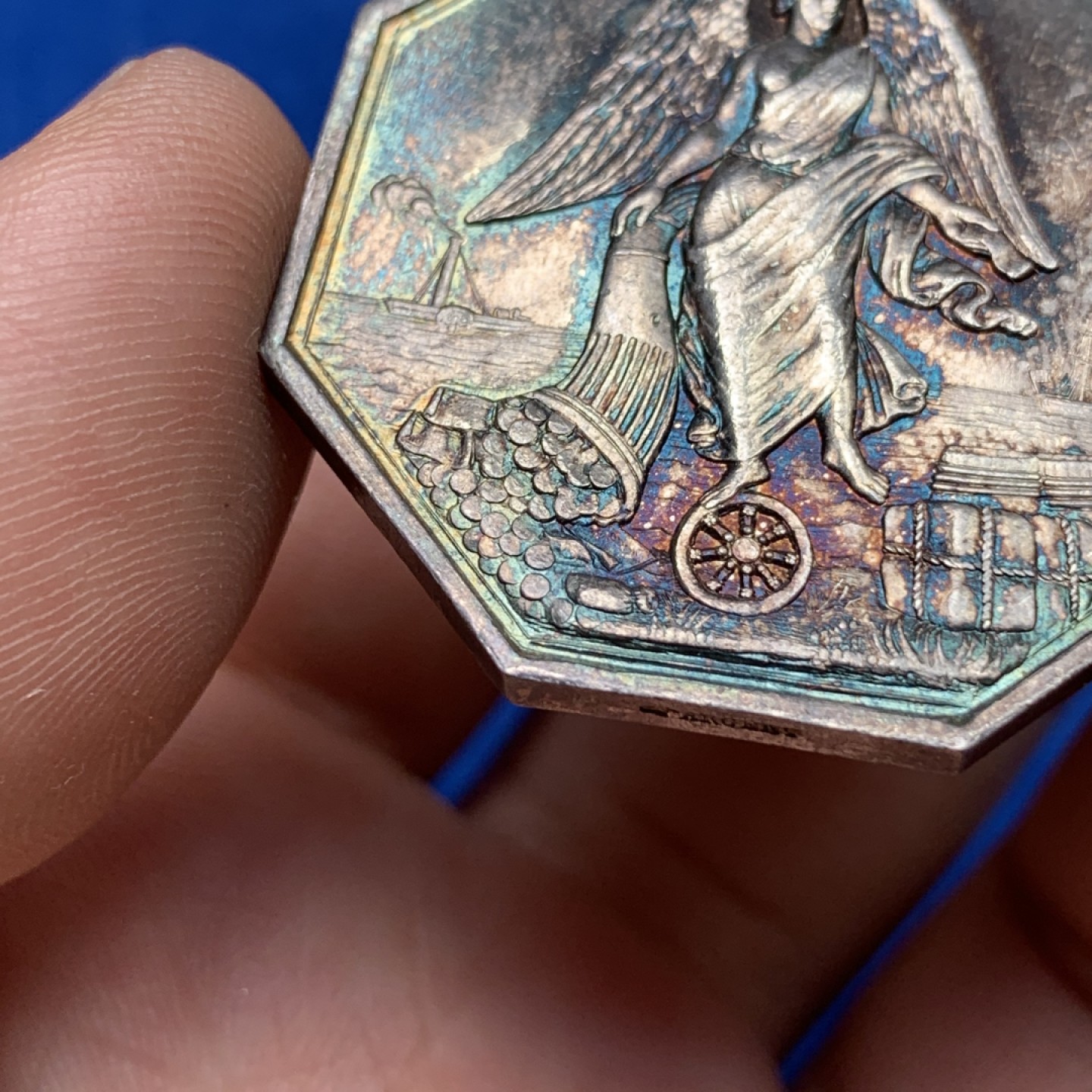 《竞宝斋》第173场-周日，周一2场 (全场包邮) 法国八角银质代币，勒阿弗尔海上保险公司，“带翅膀的蒙眼烽火女”，经典品种，23.58g，36.3mm，手指边铭，五彩包浆