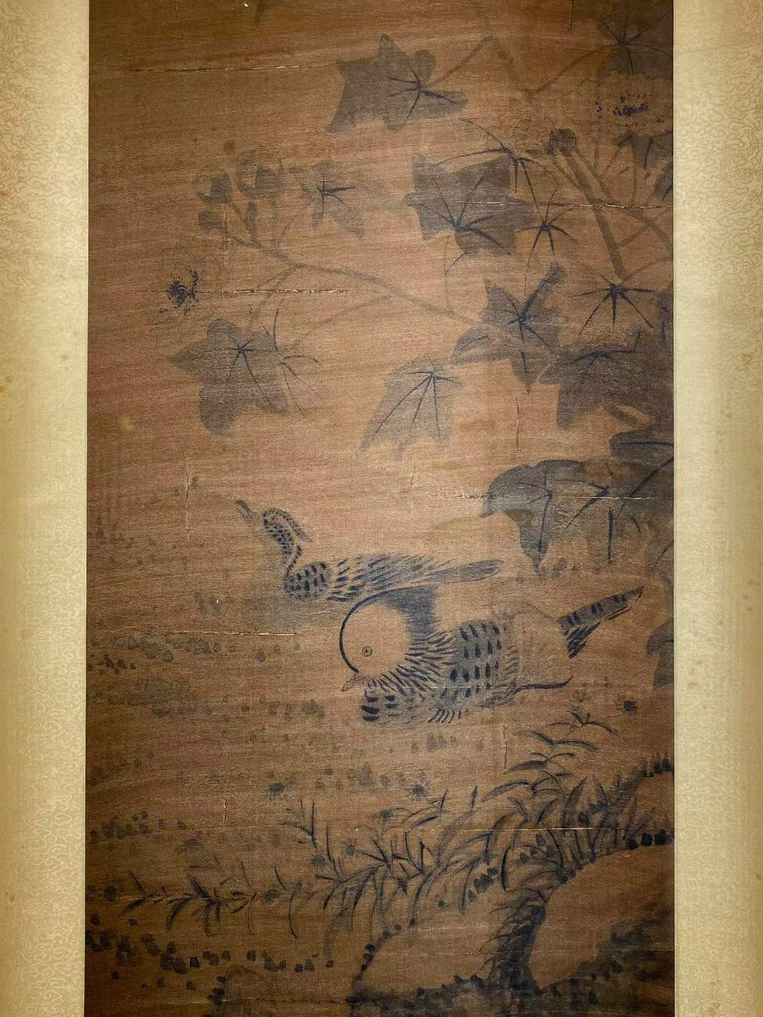 恽寿平绢本花鸟立轴。恽寿平(1633—1690)，初名格，字寿平，以字行，清代著名画家。与“四王”、吴历并称“清初六大家”。