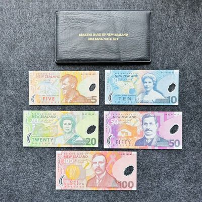 87th 大洋洲（澳大利亚，萨摩亚，斐济，所罗门，瓦努阿图，新西兰，库克，巴新） - 新西兰2003年5-100元，全同号，发售273册（AA03 000451）