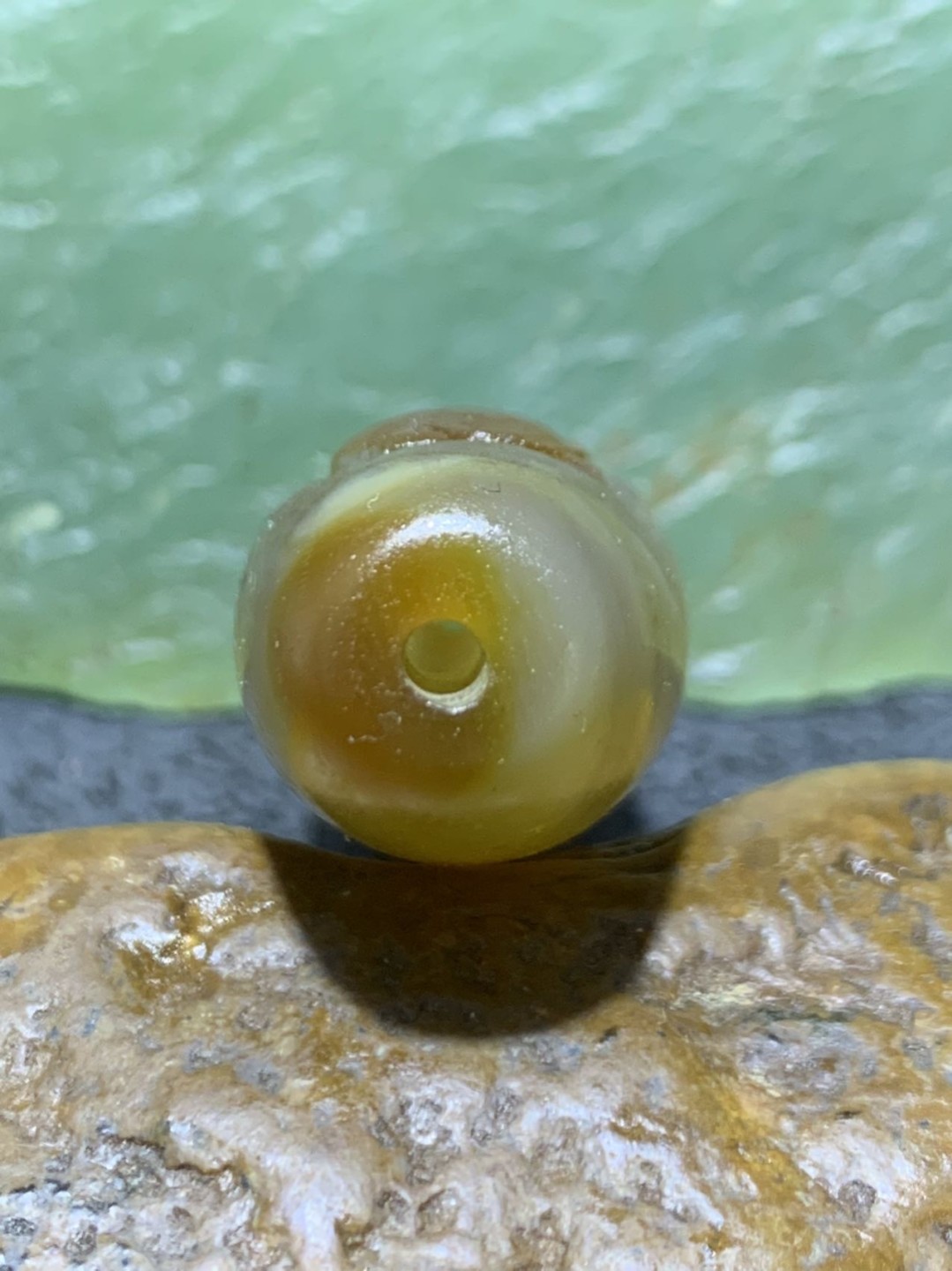 精美亚光高玉化巴西玛瑙手工雕刻一心向佛大桶珠一个！