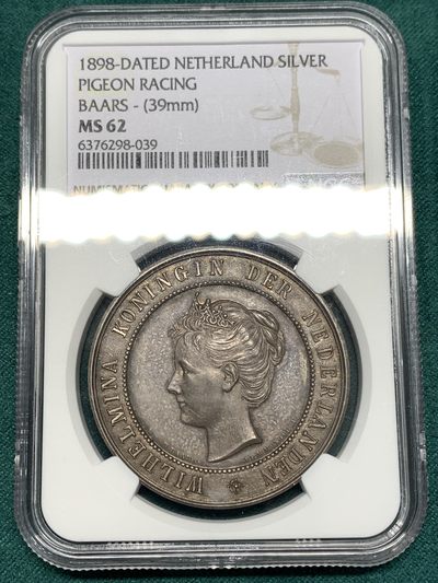 《竞宝斋》第174场-周日，周一2场 (全场包邮) - NGC MS62 荷兰 1898 威廉敏娜年轻肖像 景观大银章  鸽子飞翔之处是一片城市景观 非常精细包浆好