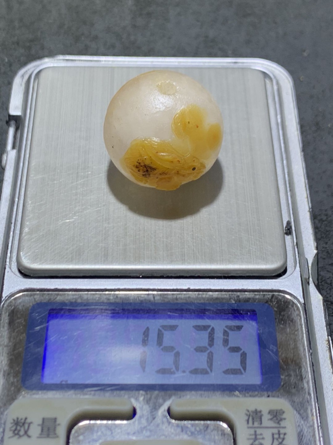 精美亚光冰飘战国红玛瑙手工俏色巧雕金兔珠一个，