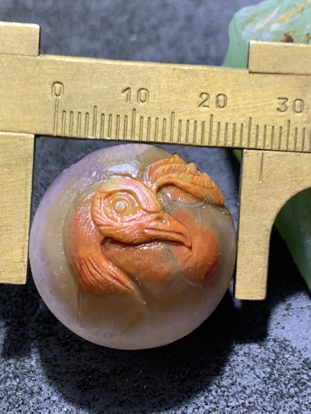 精美亚光冰飘战国红玛瑙手工俏色巧雕孔雀圆珠一个