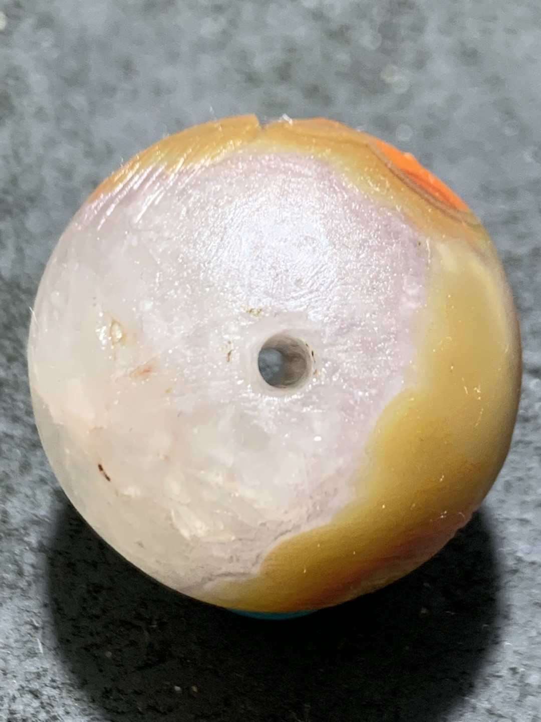 精美亚光冰飘战国红玛瑙手工俏色巧雕孔雀圆珠一个