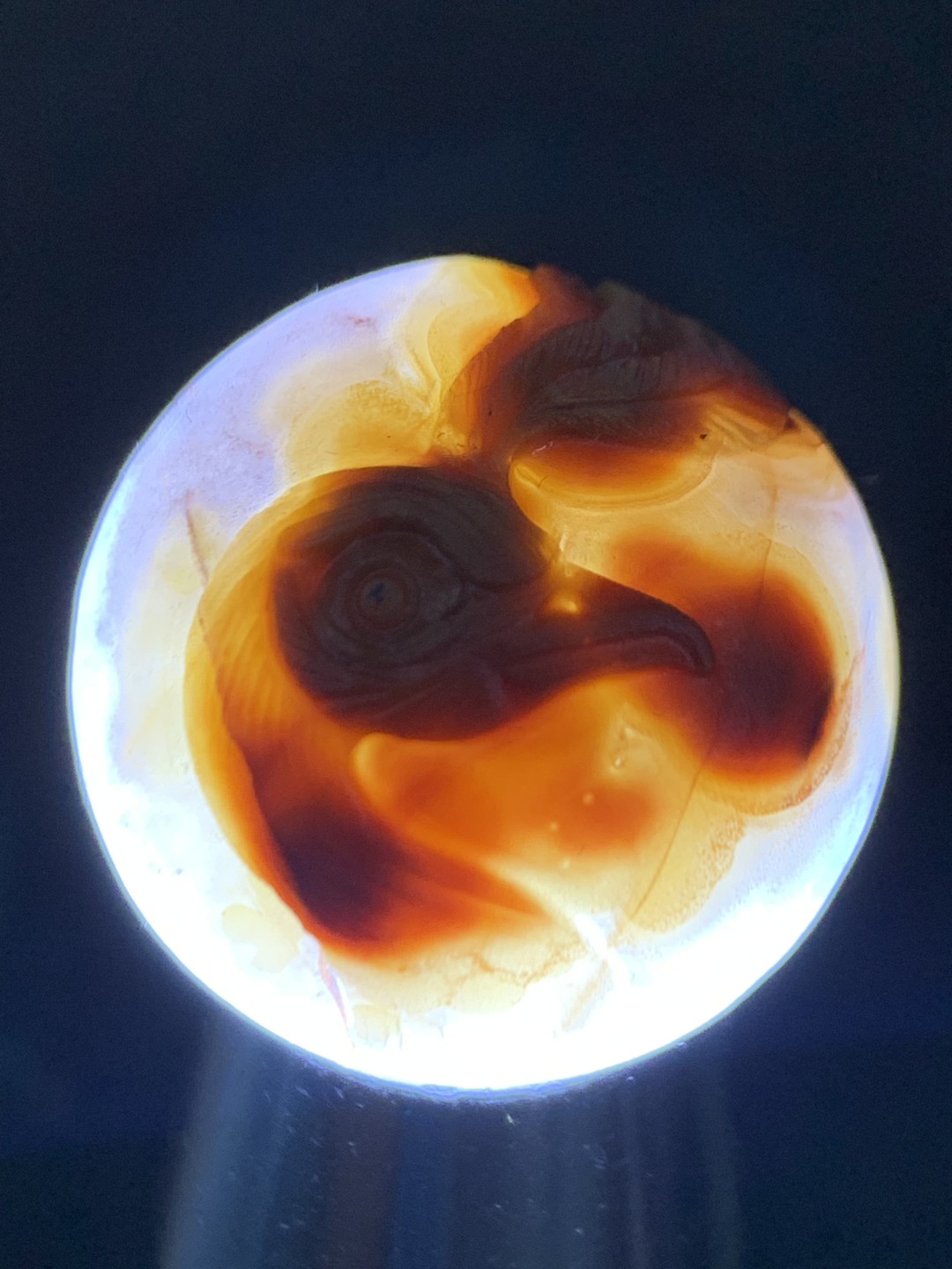 精美亚光冰飘战国红玛瑙手工俏色巧雕孔雀圆珠一个