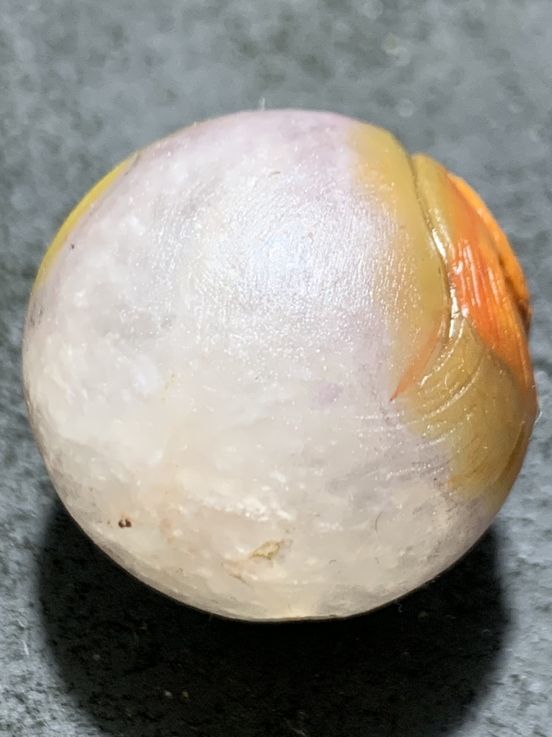 精美亚光冰飘战国红玛瑙手工俏色巧雕孔雀圆珠一个