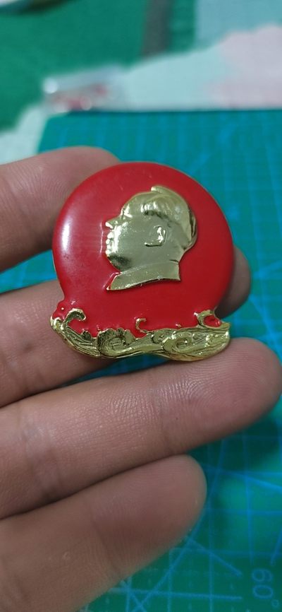毛主席像章，包老包真包文革 - 毛主席像章，38.6毫米，龙松军04套章之一