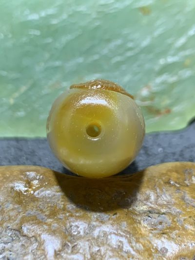 精美亚光高玉化巴西玛瑙手工雕刻龙鱼大桶珠一个！ 精美亚光高玉化巴西玛瑙手工雕刻龙鱼大桶珠一个！