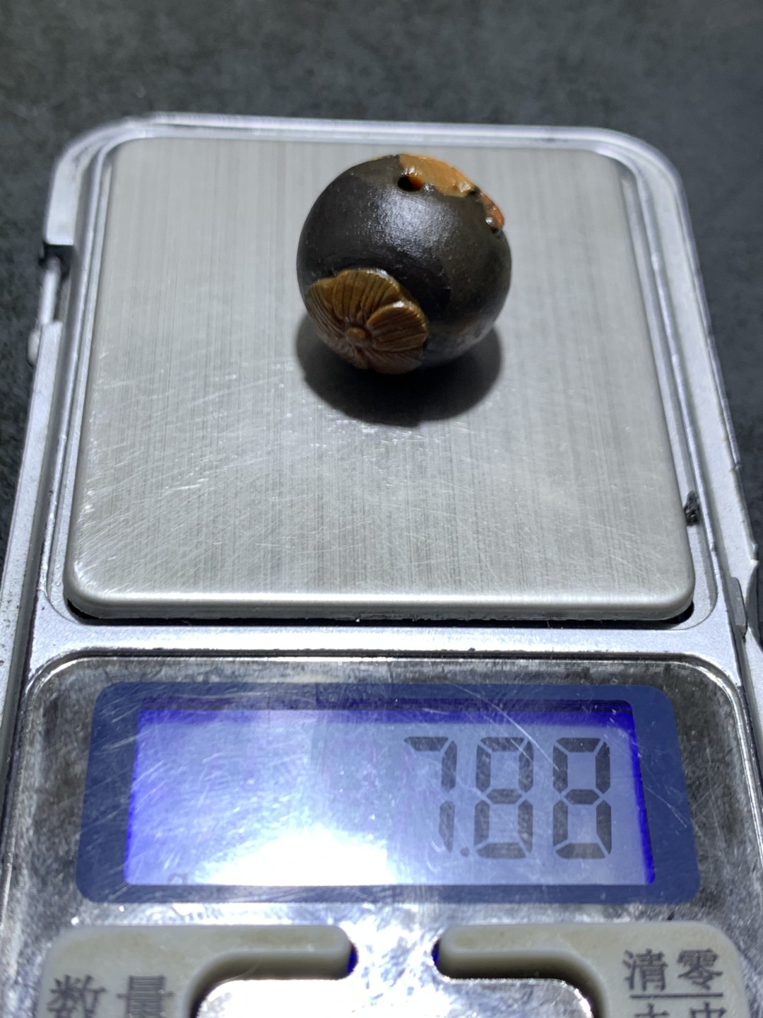 精美亚光战国红玛瑙雕刻莲花蜻蜓珠一颗！寓意：一品清廉，