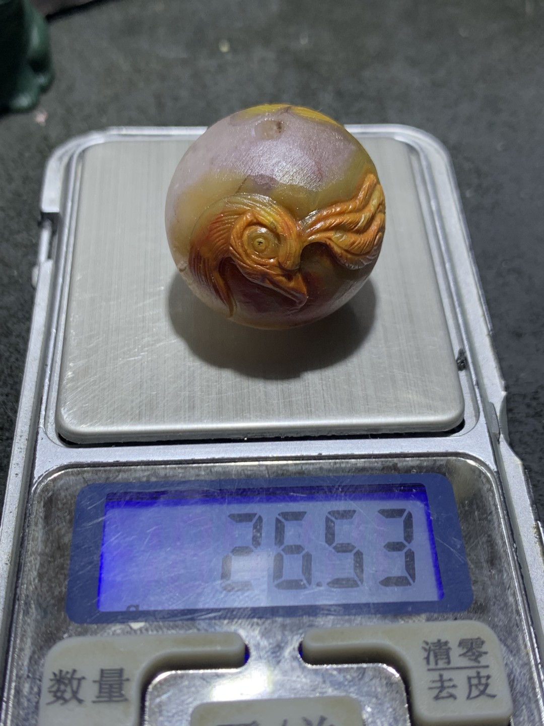 精美亚光冰飘战国红玛瑙手工俏色巧雕孔雀圆珠一个