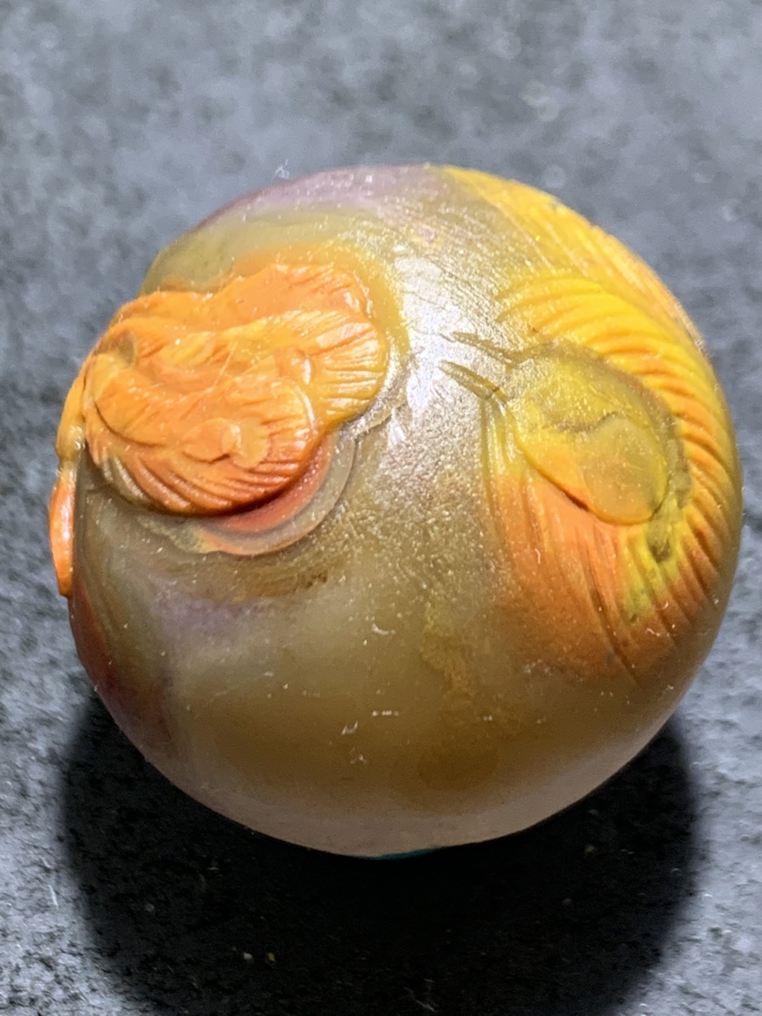 精美亚光冰飘战国红玛瑙手工俏色巧雕孔雀圆珠一个