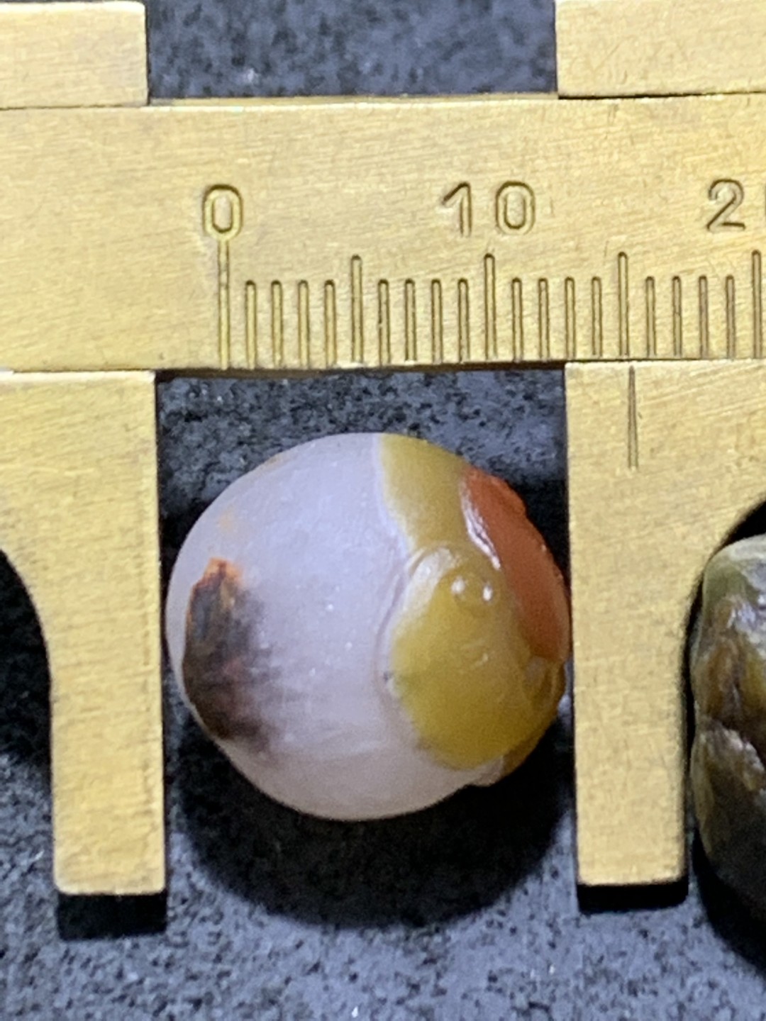 精美冰飘亚光战国红玛瑙手工俏色巧如意随形圆珠一个