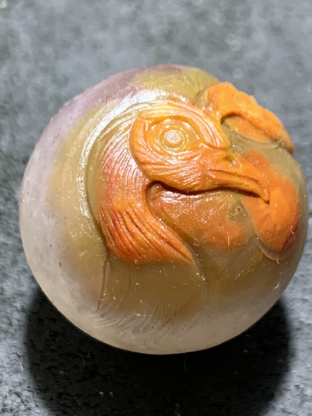 精美亚光冰飘战国红玛瑙手工俏色巧雕孔雀圆珠一个