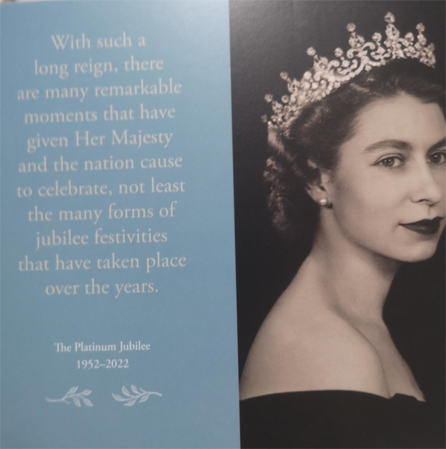 长老汇第4场现代币拍卖 英国2022女王在位70周年5英镑纪念币卡装，非常受欢迎