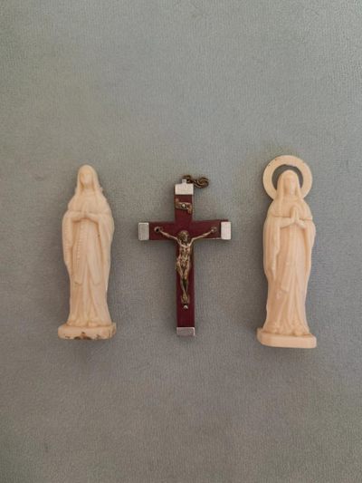 圣牌，代币，章牌专场十四期 - 十字架和圣母，左右为塑料