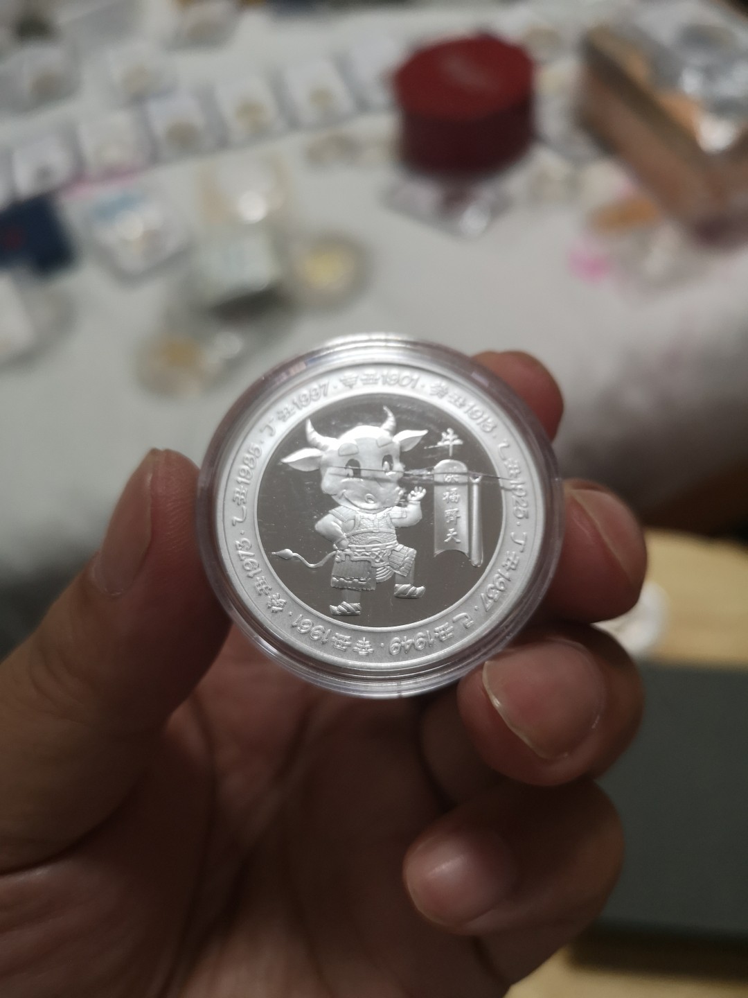 长老汇第4场现代币拍卖 赞比亚1997牛年1盎司精制银币，非常少见，伤是塑料盒上的，请放心购买