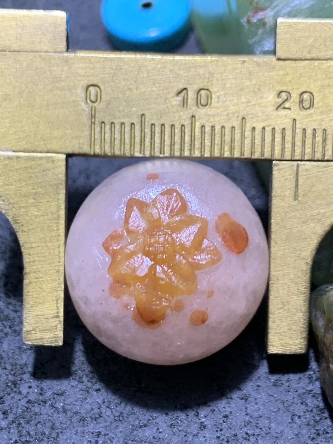 精美冰飘亚光冻料战国红玛瑙手工俏色巧雕荷花2.0圆珠一个，